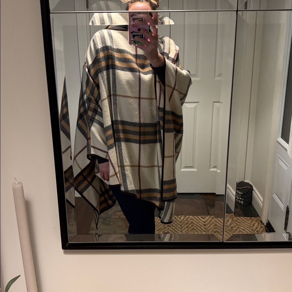 VINTAGE Burberry cape/poncho in 💯 wool check - BB’s iconic aesthetic PRISTINE